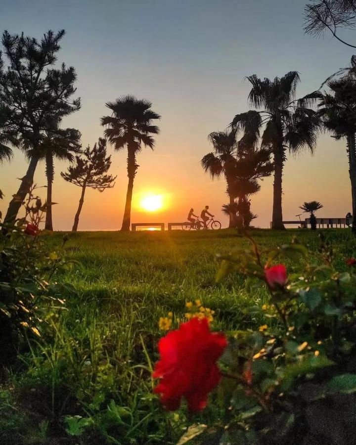 Batumi Luxury Resort & Sea View Aparthotel Bagian luar foto